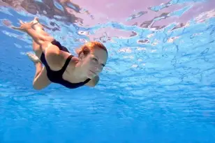 Água salgada ou cloro nos olhos: como afeta e o que fazer? Água salgada ou cloro nos olhos: como afeta e o que fazer?