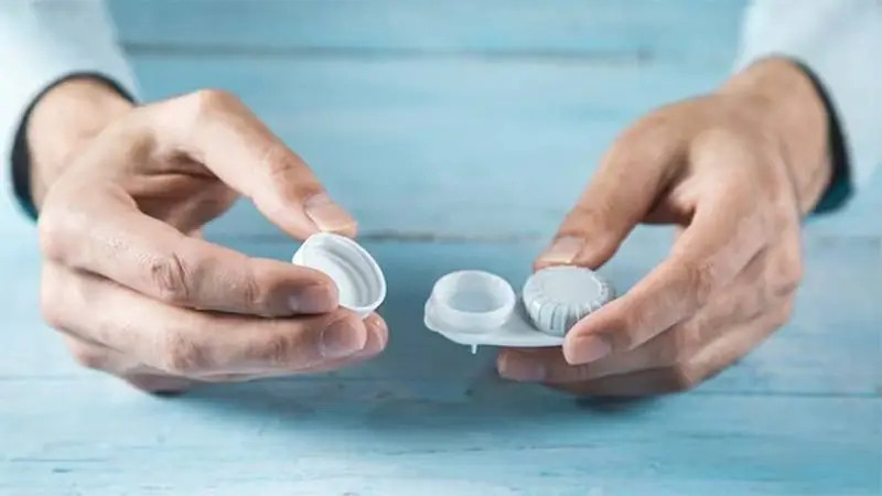 Meter lentes na água